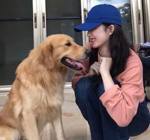 带狗狗的女生头像