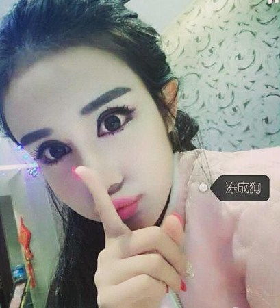 蛇精妈晒照自称零p图可是瓷砖线条都歪了