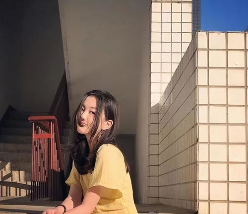 王菲女儿李嫣,兔唇消失气质超群,涂上红唇十分女神