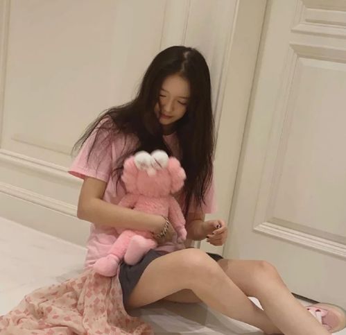 有种显眼叫王菲女儿闺蜜,和李嫣同穿黑西装,15岁就显现女神雏形