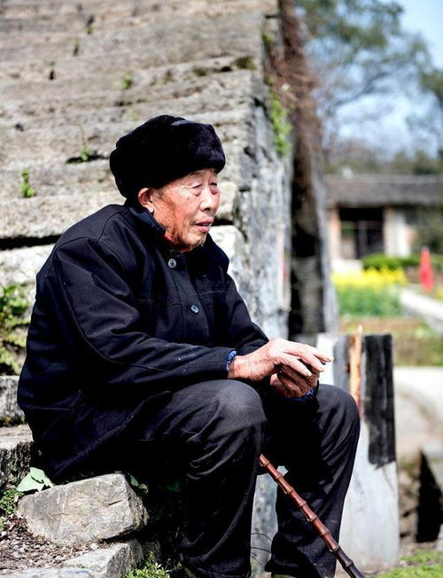 64岁老人含泪哭诉家有长寿老人,晚年让人快坚持不住了