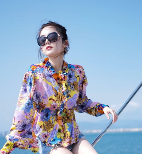 古力娜扎又美了,印花上衣搭配牛仔短裤,颜值身材不输迪丽热巴