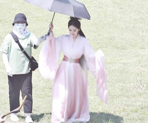 组图杨幂斛珠夫人女装最新路透一身粉袍撑伞仙气飘飘