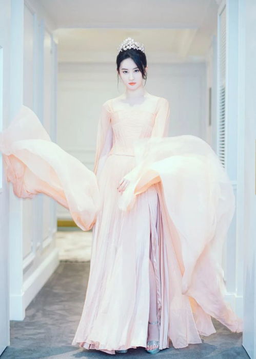 戴珠宝的不一定是公主,也可能是女王