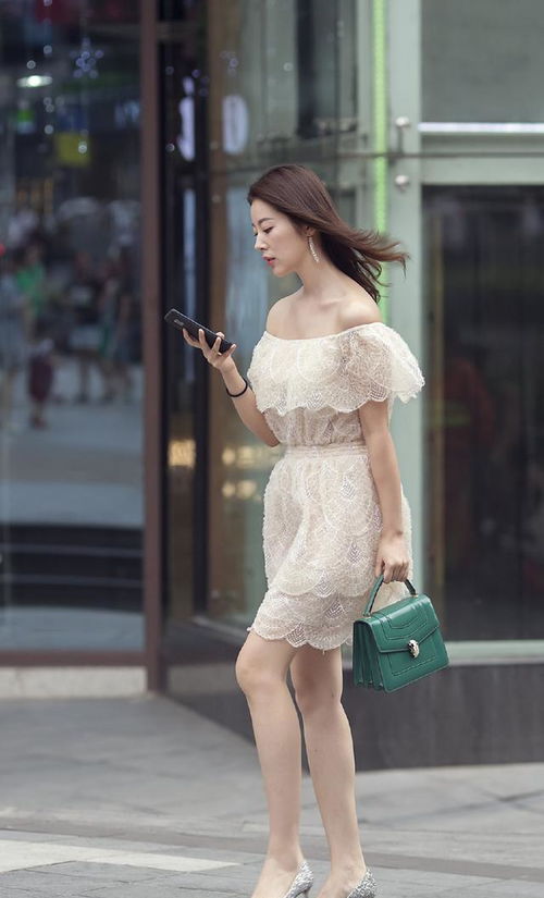 三十岁女人穿连衣裙,搭配尖头细跟鞋,气质成熟稳重女人味十足