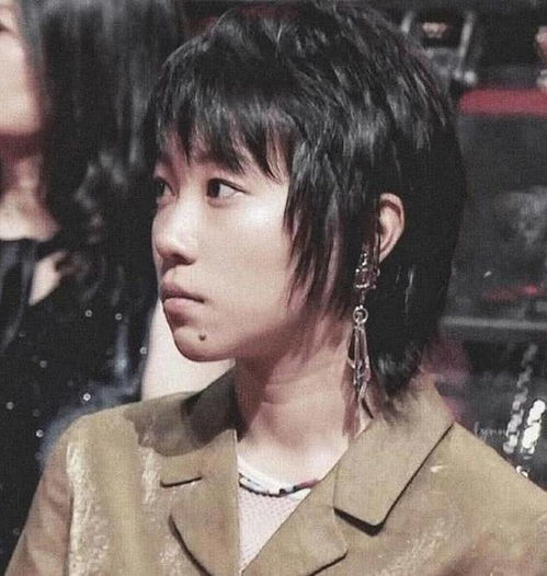 窦靖童下巴纹消失了,戴长款耳坠女人味爆棚,王菲再也不用担心了