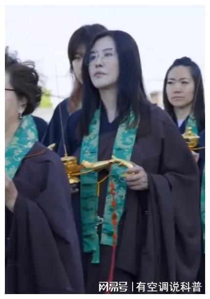 王祖贤在温哥华参加园游会,她披着长发,戴着眼镜,她过的很好园游会温哥华王祖贤白皙素颜手机网易网
