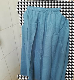 穿绿色衣服的头像女百褶裙