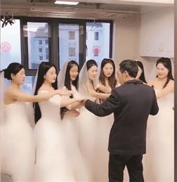 关于爱的故事7个女儿身着婚纱跪拜老父