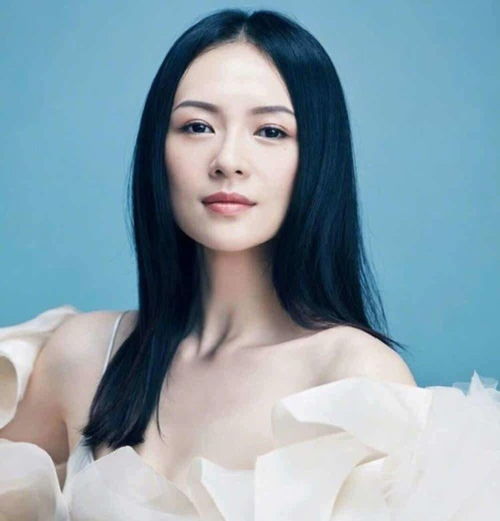 她17岁出道,因张艺谋一炮而红,如今嫁三婚老公成人生赢家