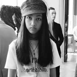 任达华14岁女儿任晴佳接棒最美星二代,大长腿抢镜气质不输母亲