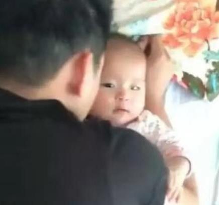爸爸哄娃睡觉意外走红,妈妈推开房门后,闺女把你家老头领走