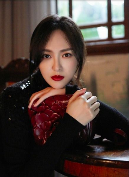 女星的港风造型傅菁集高冷明艳霸气性感于一体,杨超越显得高级