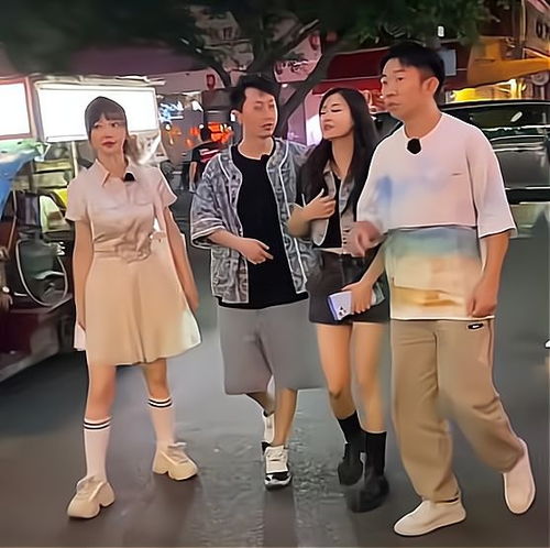 柳岩成都闹市街头录节目,40出头穿jk裙,获赞少女气质毫无违和感