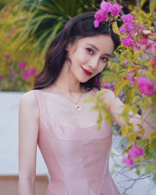 baby晒七彩祥云合照,穿粉裙温柔大方,直播生图却暴露31岁皮肤状态