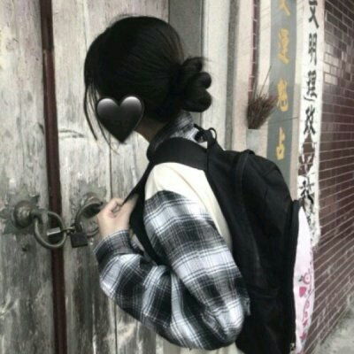 00后可爱小女生侧身图片