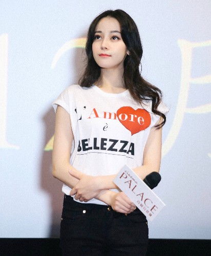 真是厉害唐艺昕和迪丽热巴同穿一件衣服,连女神都输了