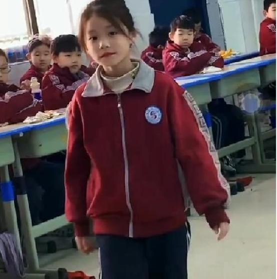 小学女生小刘亦菲走红,举止优雅笑容迷人,网友咋生的呢