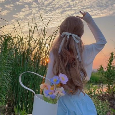 2022真人女生手捧鲜花的头像很唯美我崇拜你像个英雄你宠我像个孩子