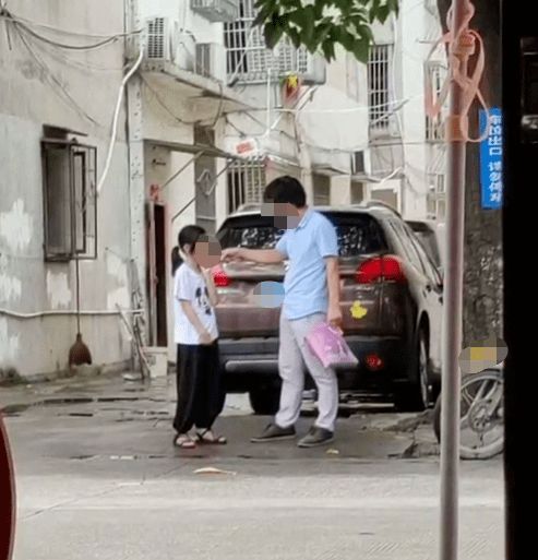 某小学门口一女孩遭男子推搡掌掴究竟为何事