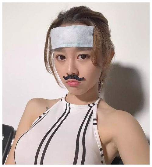 幽默笑话对喜欢的女生表白,约在操场见,结果她带来一群男生