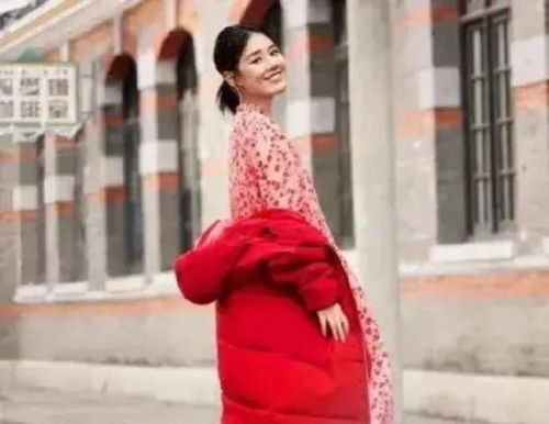 蒋雯丽和外甥女拍时尚封面,穿红色时髦又喜庆,身材也不输马思纯