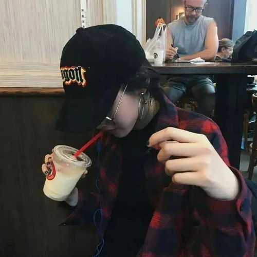 挡脸的女生头像