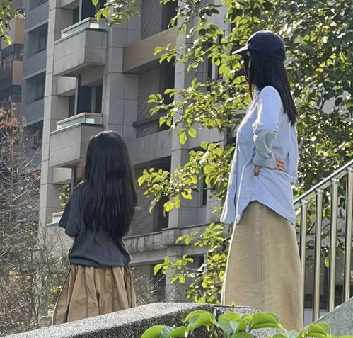 高圆圆带女儿台北公园游玩母女俩背影相似度高
