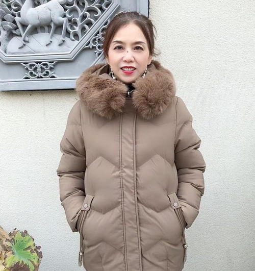 50岁左右的女人,建议少穿棉服羽绒服换成这3种外套,更时髦