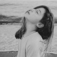 求带字头像女生,唯美,最好简约点,黑白,15个左右