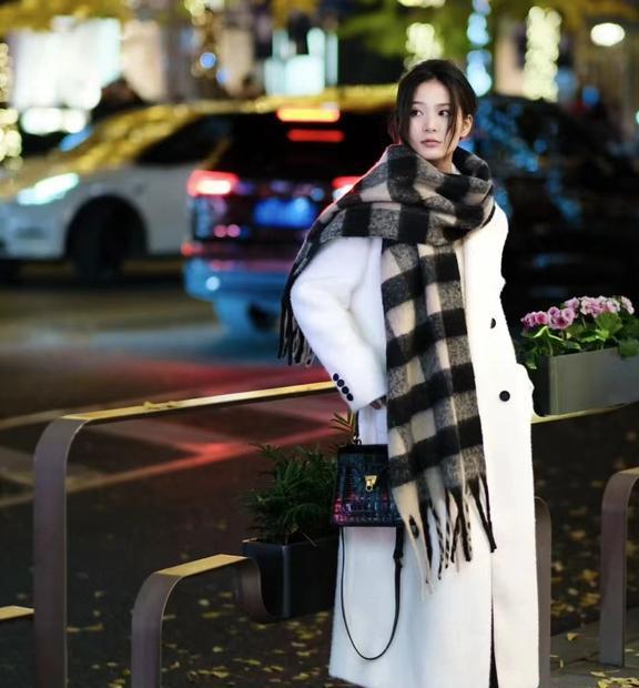 被上海女生惊艳了满大街都在穿黑白灰,却意外时髦高级