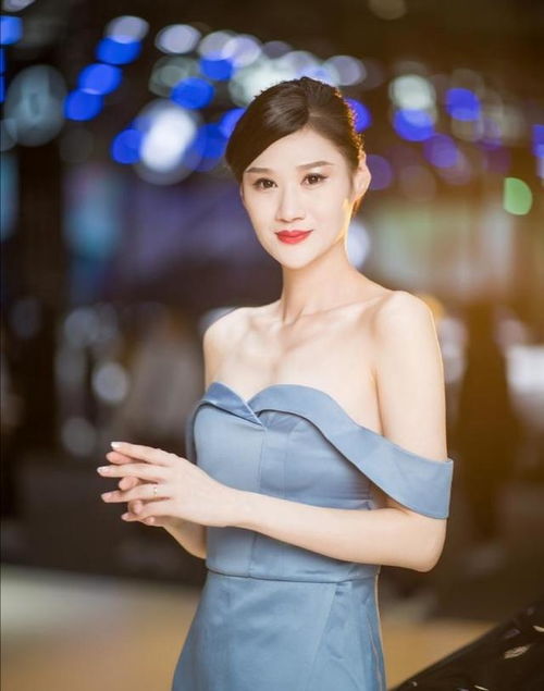 北京和南京车展美女比拼露脸露肩露背谁最性感妖艳