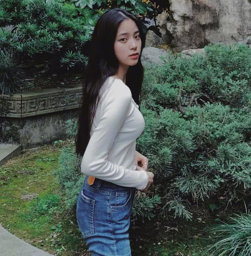 欧阳娜娜越来越小女人20岁穿紧身衣显成熟