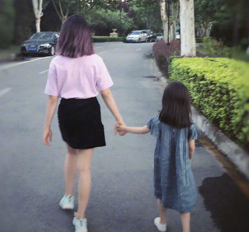 黄磊17岁女儿风波后首现身,多多再染金色头发,面色憔悴心情不佳