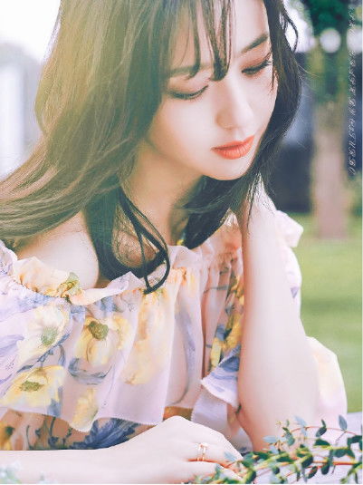 佟丽娅唯美写真首曝光,长发刘海仙女裙,不像孩子妈像17岁少女