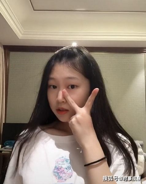 最丑星二代小沈阳女儿罕见现身五官变精致,对镜甜笑自信又大方