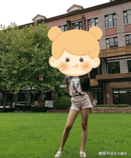 马伊琍和女儿现身机场,后者身材纤细似妈妈,母女二人看不出年龄