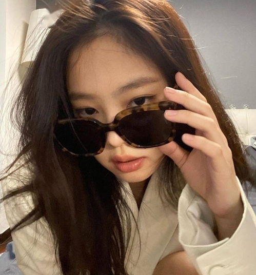 夏日look总是太太太单调精致女孩才不认输,衣服不够配饰来凑