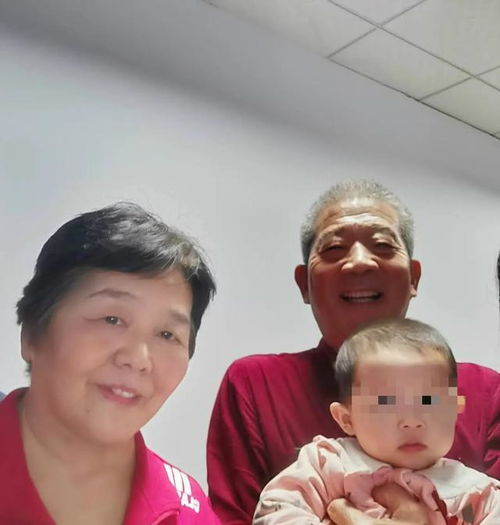 2019年,山东67岁老阿姨喜得千金,每天抱孩子直播带货赚奶粉钱
