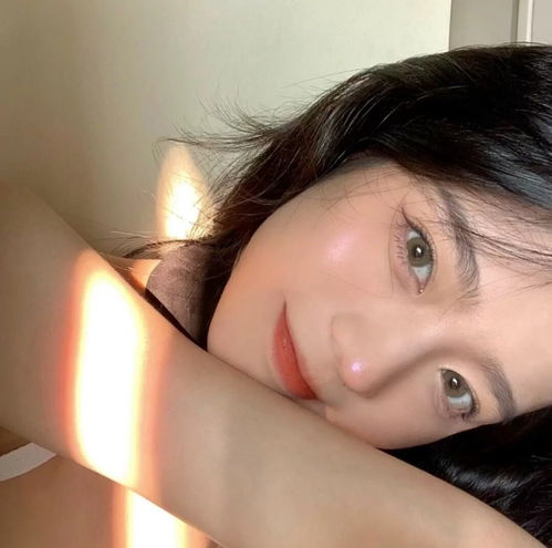 女生头像人一旦有了期待心情就会忽明忽暗