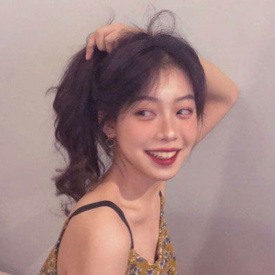 很酷的露肩女生头像,性感锁骨穿吊带