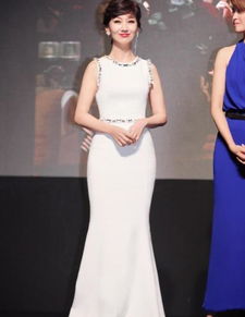 又被赵雅芝撩到,清纯白裙美回少女感,减龄显气质