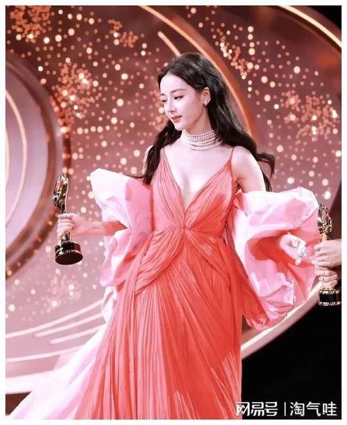 迪丽热巴微博之夜造型粉色吊带裙搭配淡粉挽袖美爆了
