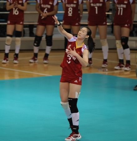 中国女排,她崴脚受伤后被大妈用三轮送回家,曾被誉为天才少女