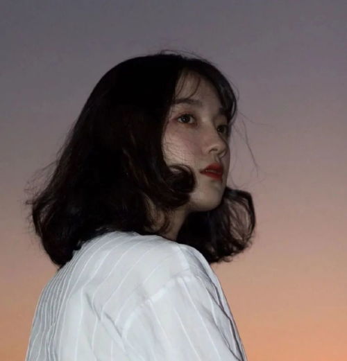 女生头像生活的目标不是爱情,是快乐