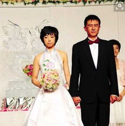 他抛弃相恋12年女友,后娶小20岁世界冠军,今58岁幸福美满