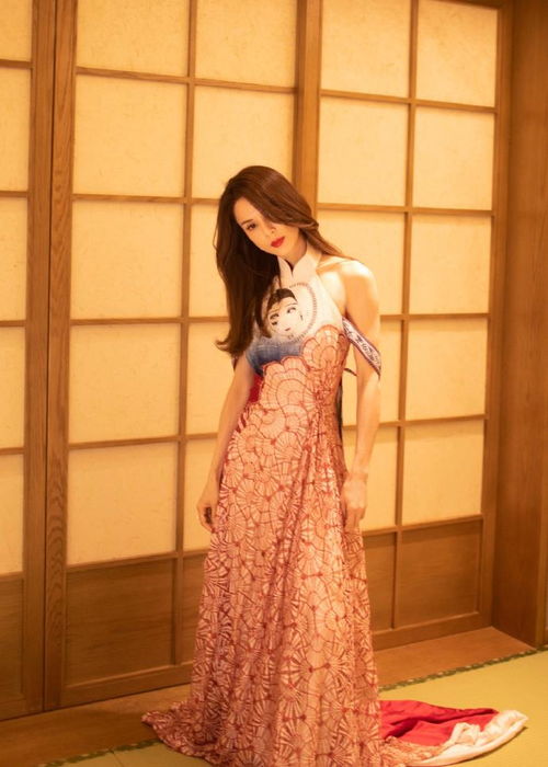 小龙女李若彤走t台上热搜,54岁身材像24,亮片裙太养眼了