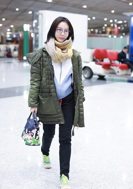 陈数美到骨子里,羽绒服搭围巾成减龄利器,戴上眼镜优雅又洋气