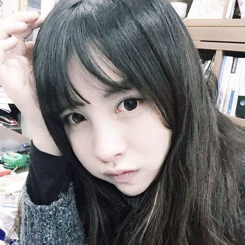 15或16岁的漂亮女孩照片两张一样的