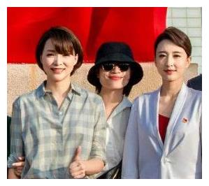 她是央视美女主播,比董卿还漂亮,被父母催婚后嫁大20岁矿业大亨